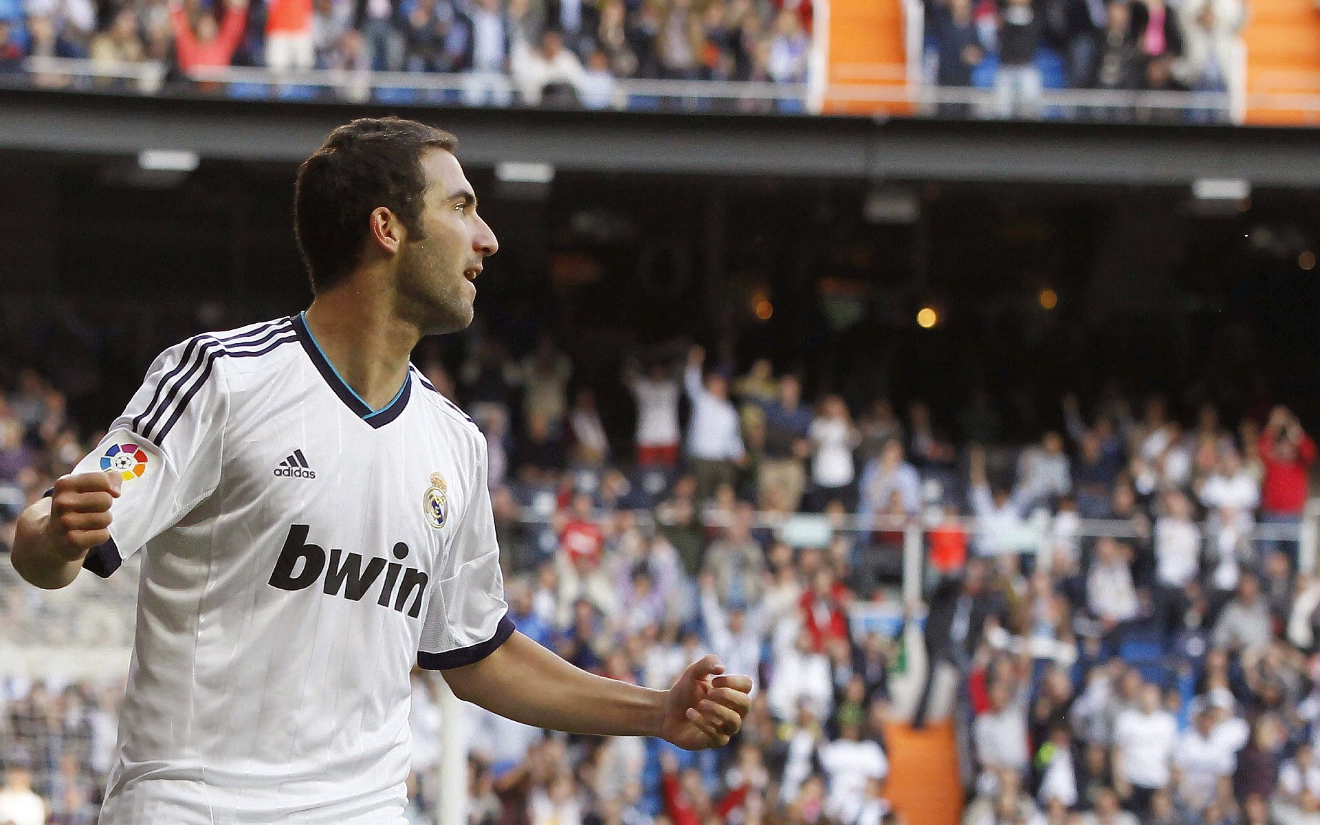 “2025世界运动会:高新体育中心健力赛,选手挑战重量极限”